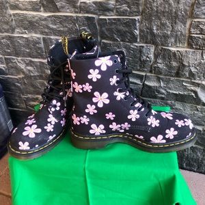🌸 Dr. Marten PAGE Meadow size 8 US 🌸 nice condition!